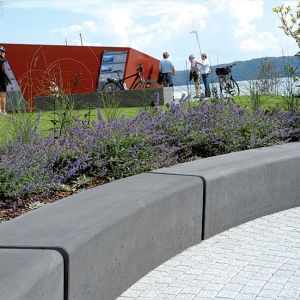wassertreppe-stahlwand_und_sitzbaenke